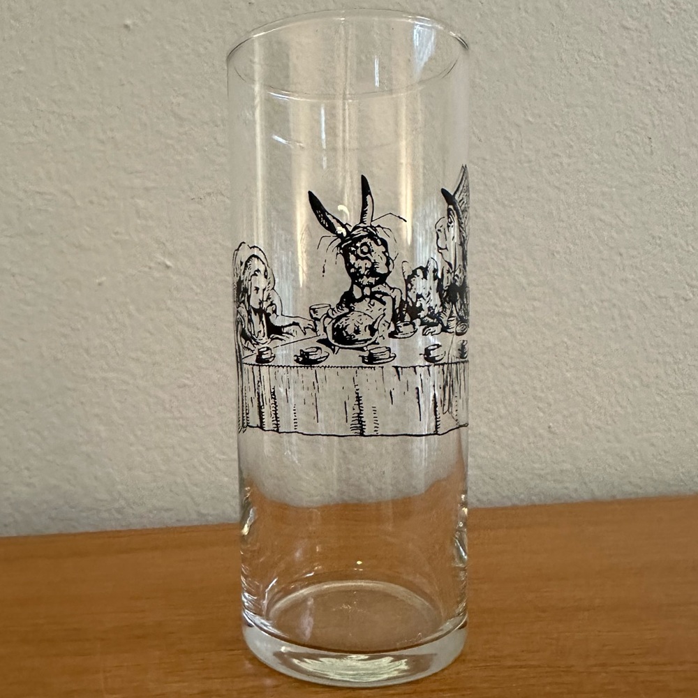 Fishs Eddy Alice in Wonderland Drinking Glass - Tumbler - EXCELLENT CONDITION